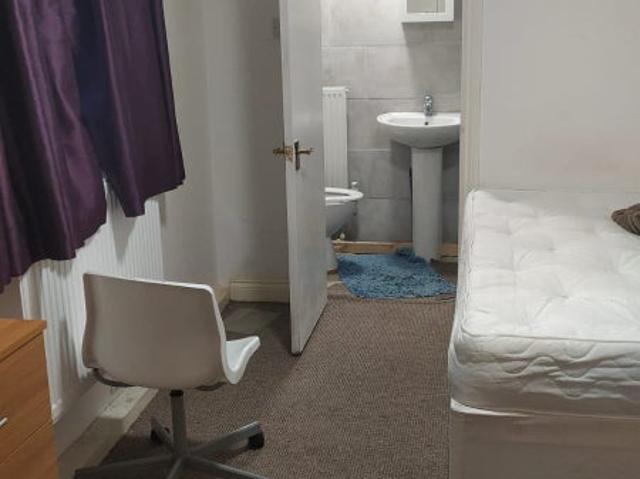 Room for rent in Grove Hill, Normanby