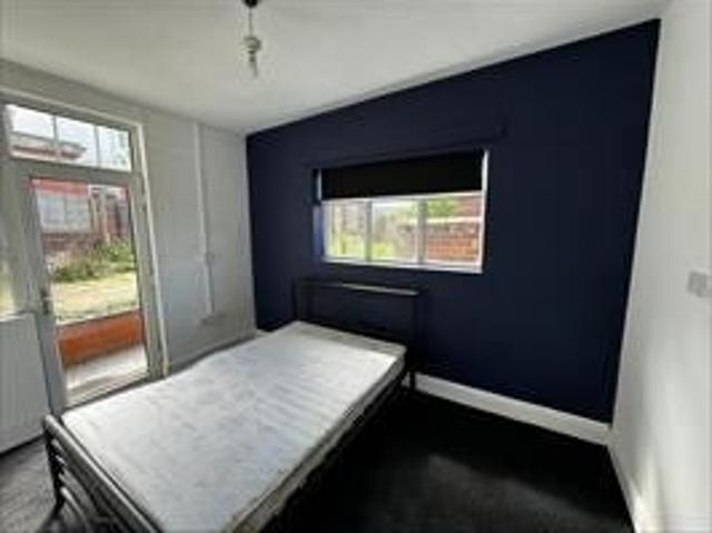 Room for rent in Dixons Green, West Midlands
