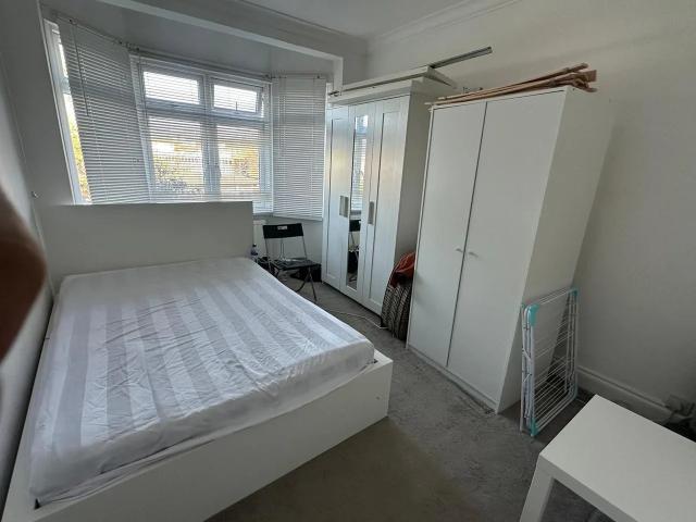 Room for rent in Clayhall, Greater London