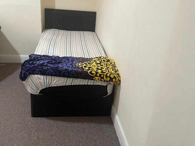 Room for rent in Hale End, Greater London