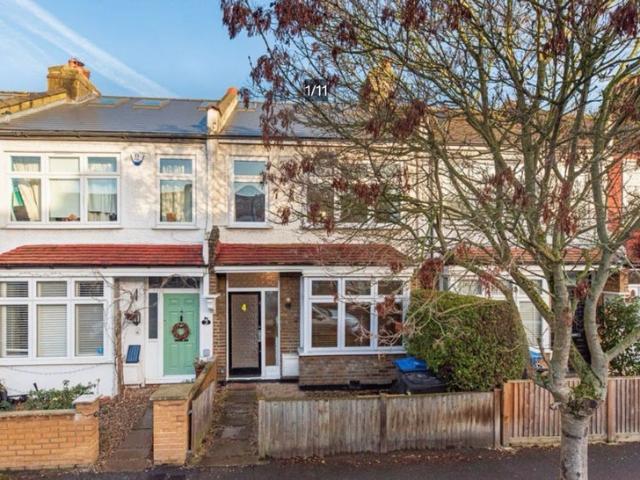 Room for rent in London Borough of Merton, Raynes Park