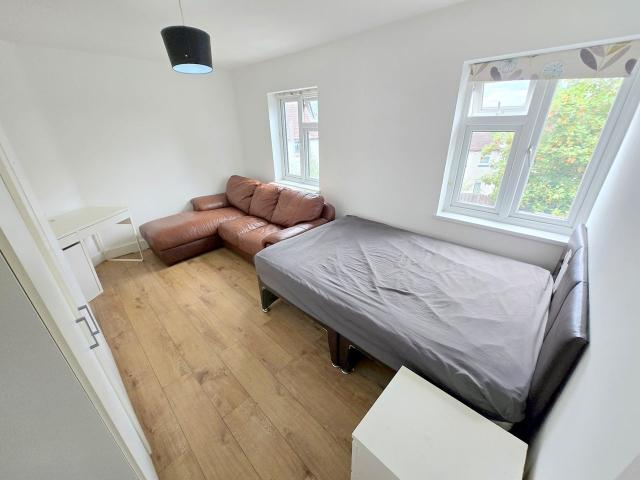 Room for rent in Grove Park Estate, Greater London
