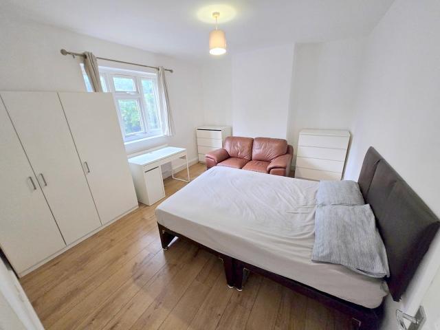 Room for rent in Grove Park Estate, Greater London