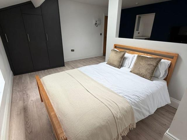 Room for rent in Pinders Heath, West Yorkshire