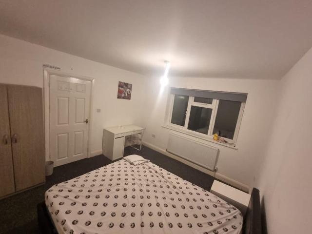 Room for rent in Elm Park, Greater London