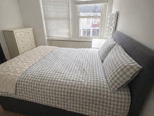 Room for rent in Summerstown, Greater London