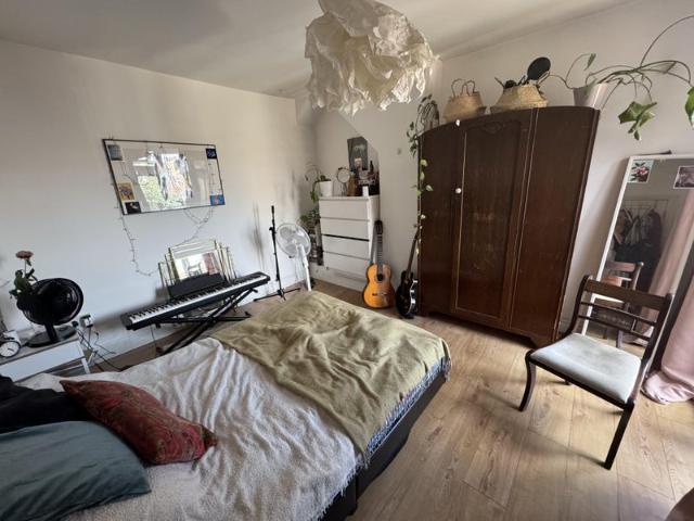 Room for rent in Summerstown, Greater London