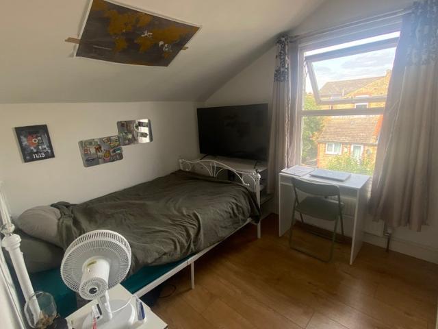 Room for rent in Summerstown, Greater London