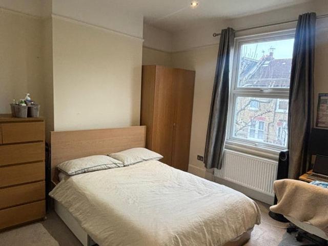 Room for rent in Furzedown, Greater London