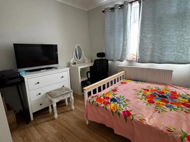 Room for rent in Clayhall, Greater London