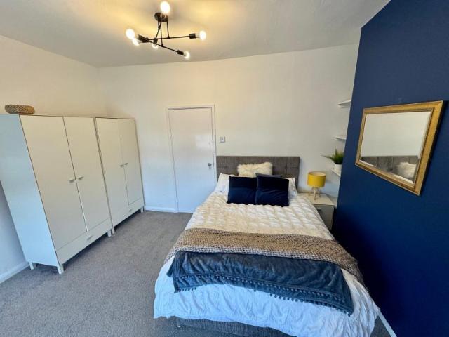 Room for rent in Hollin Park, West Yorkshire
