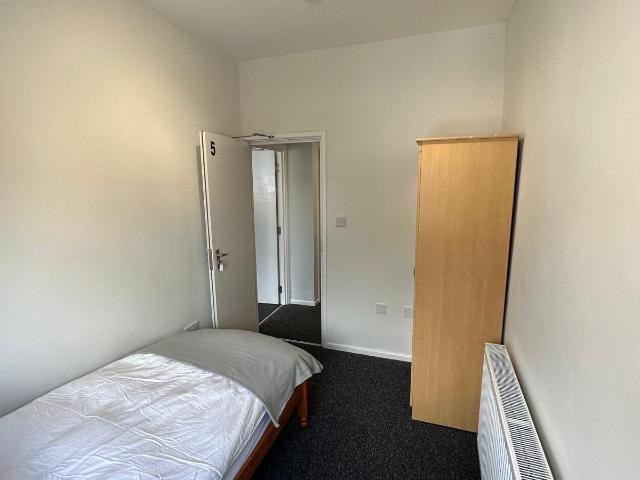 Room for rent in Victoria, Newport