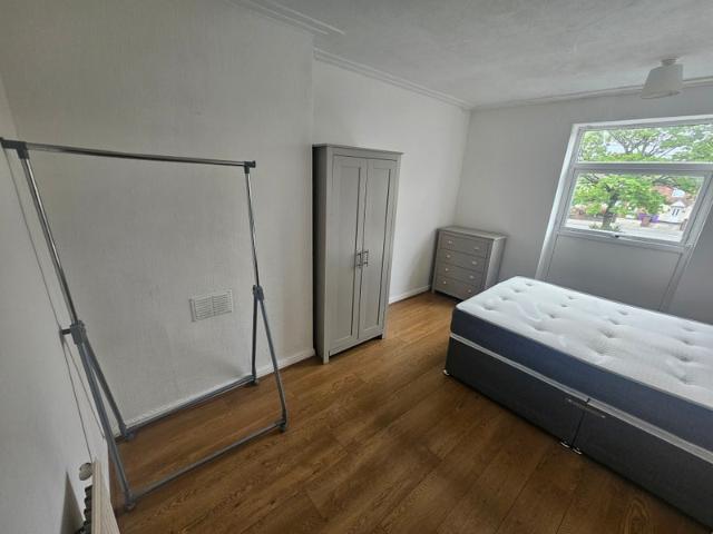 Room for rent in Calderstones