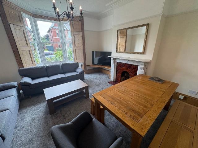 Room for rent in High Field, York