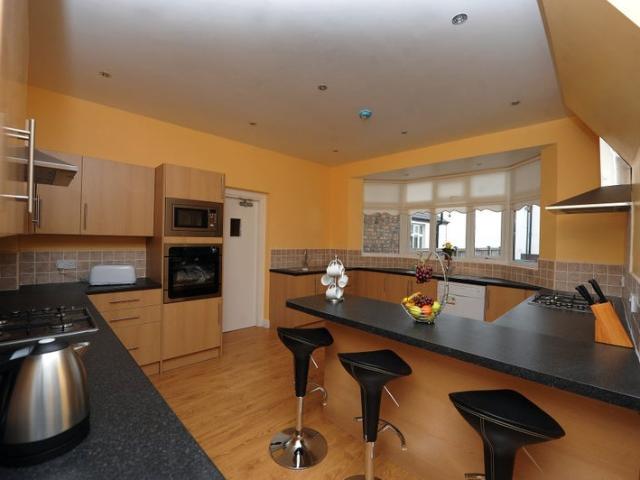 Room for rent in Oak Hill Park, Calderstones