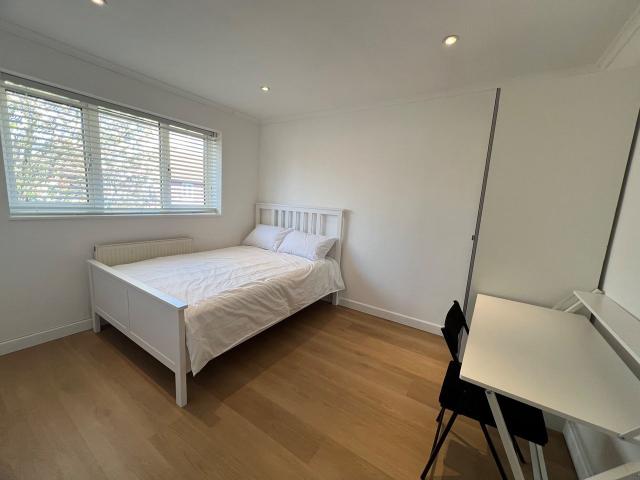 Room for rent in Lynton Estate, Greater London