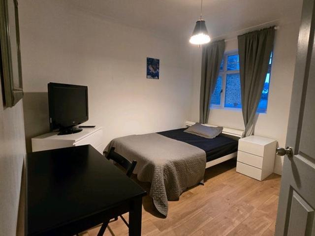 Room for rent in London Borough of Merton, Merton Park