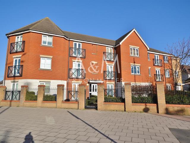 Room for rent in Fairlop, Greater London