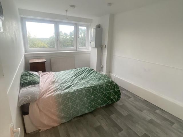 Room for rent in Manresa Neighbourhood, Greater London