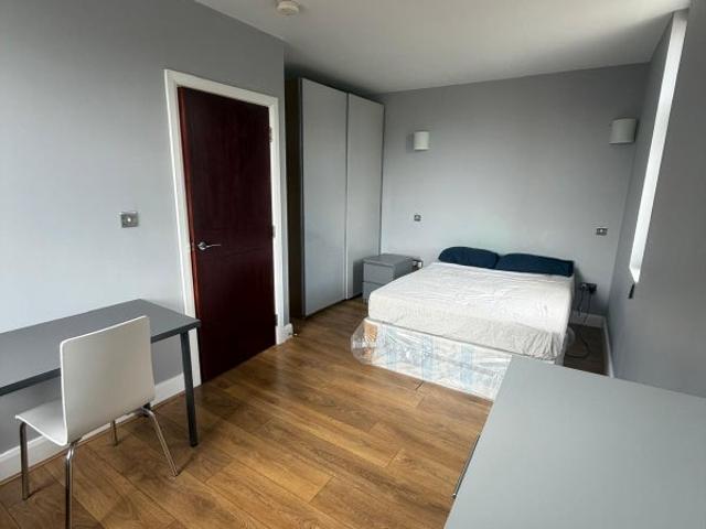 Room for rent in Winchmore Hill, Edmonton