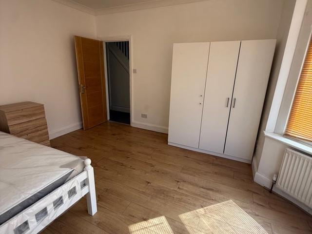 Room for rent in Hale End, Greater London