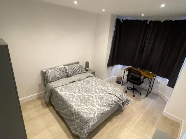 Room for rent in London Borough of Merton, Mitcham