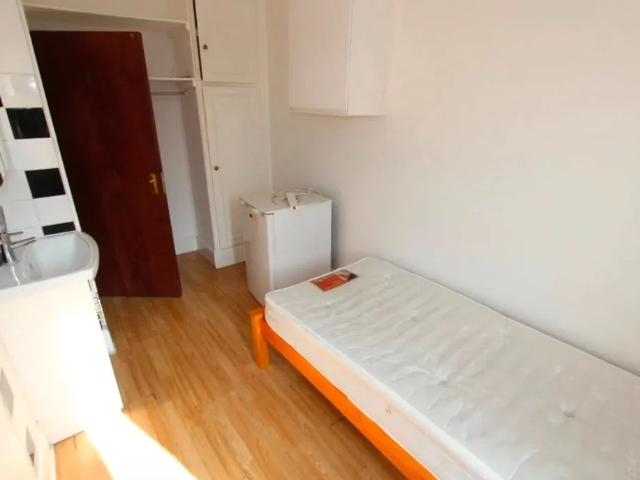 Room for rent in Whetstone, Greater London