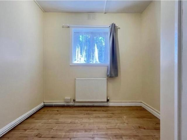 Room for rent in London Borough of Merton, Collier's Wood