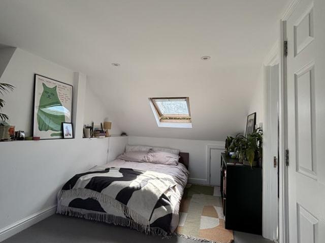 Room for rent in Summerstown, Greater London