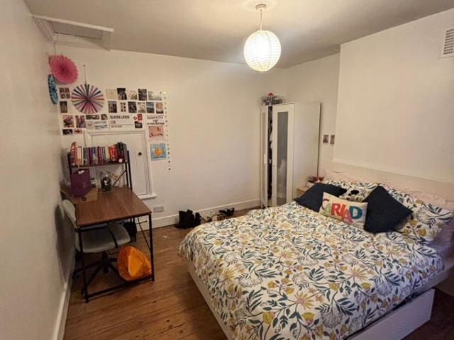 Room for rent in Summerstown, Greater London