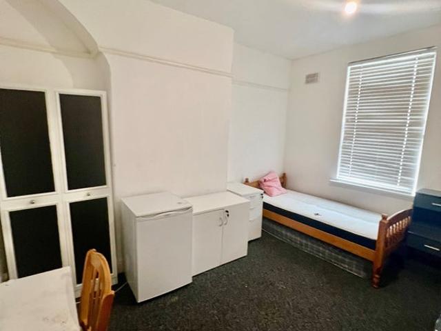 Room for rent in Calderstones