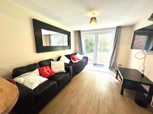 Room for rent in Hales Place, The Bridge