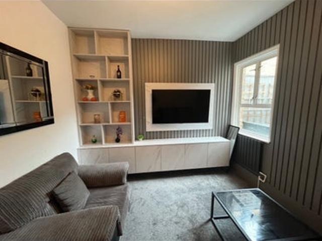 Room for rent in Summerstown, Greater London