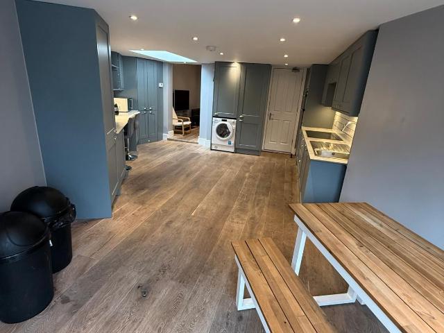 Room for rent in Summerstown, Greater London