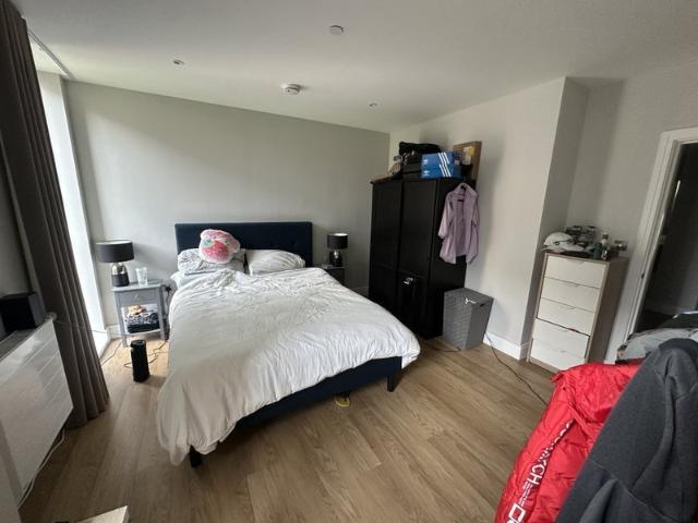Room for rent in Summerstown, Greater London