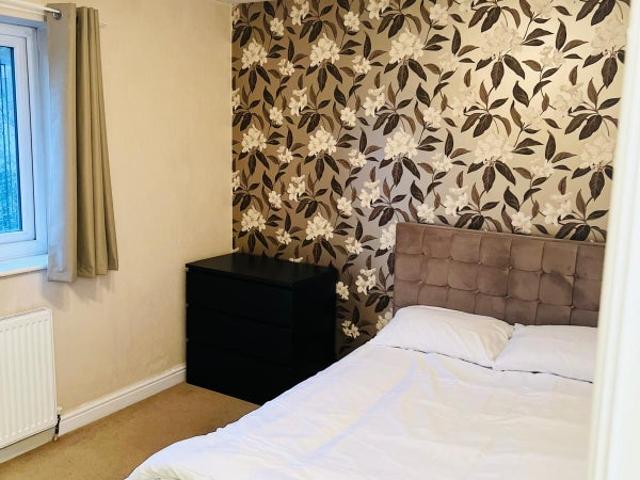 Room for rent in Queen's Park, Guide