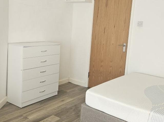 Room for rent in South Wimbledon, Greater London
