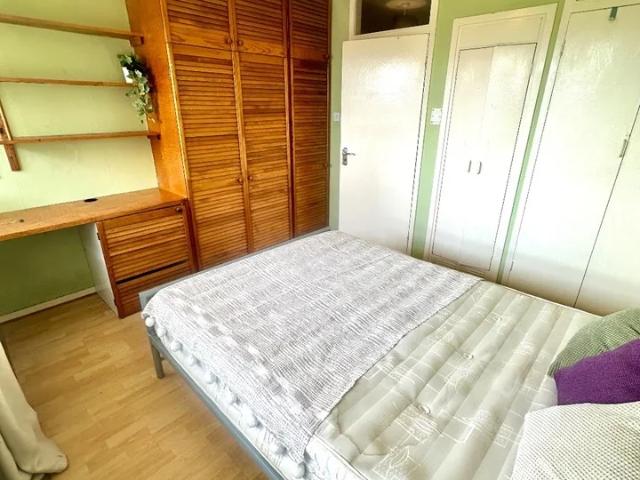 Room for rent in Highcliffe Neighbourhood, Greater London