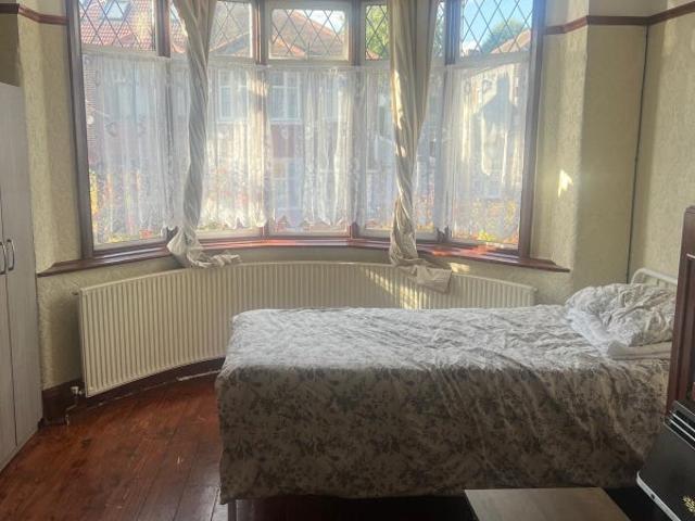 Room for rent in Hale End, Greater London