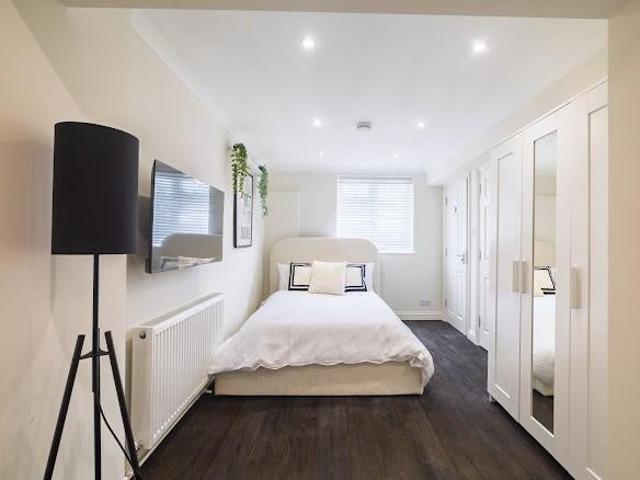 Room for rent in Meath Green, Reigate and Banstead