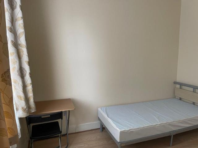 Room for rent in Plashet, Greater London