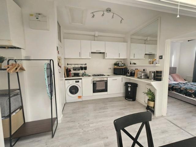 Room for rent in London Borough of Richmond upon Thames, Greater London