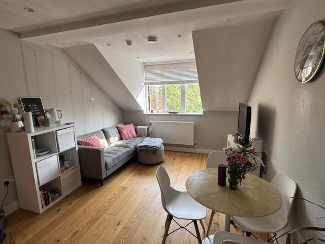 Room for rent in Blenheim Gardens Estate, Greater London