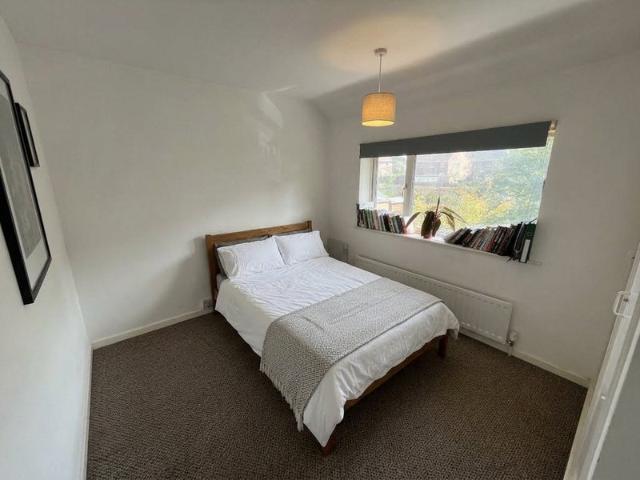 Room for rent in West Park, West Yorkshire
