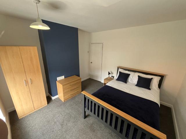 Room for rent in Berry Hill, Potters Corner