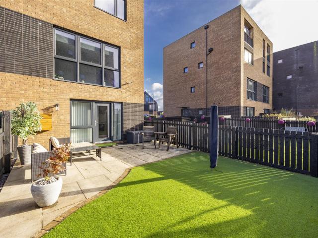 Room for rent in Newbank, Scotland