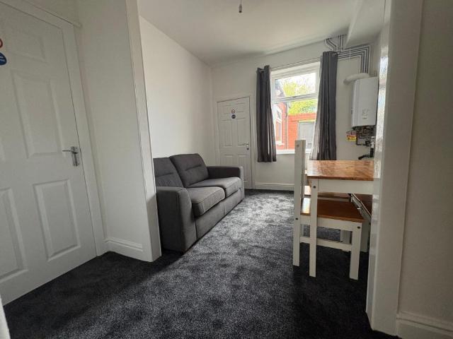 Room for rent in Garston, Calderstones