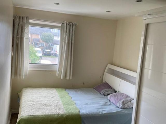 Room for rent in Roundshaw, Greater London