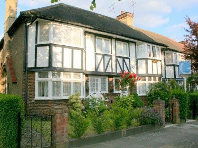 Room for rent in Hanger Hill Garden Estate, Greater London