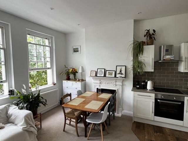 Room for rent in Brondesbury Park, Greater London